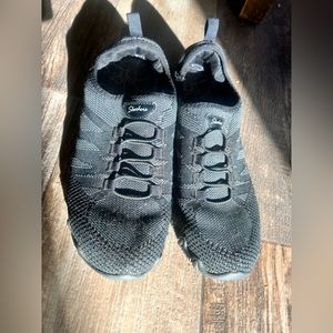 Skechers black lightweight mesh sneaker shoes • size 7 •
